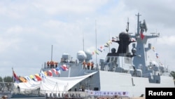 រូបឯកសារ៖ នាវាចម្បាំងចិន Rizhao (598) ត្រូវបានគេមើល មុនពេលធ្វើសមយុទ្ធកងទ័ពជើងទឹកដែលបានគ្រោងទុកជាមួយកងទ័ពជើងទឹករុស្ស៊ី ចិន និងអាហ្វ្រិកខាងត្បូង នៅទីក្រុង Richards Bay ប្រទេសអាហ្វ្រិកខាងត្បូង ថ្ងៃទី២២ ខែកុម្ភៈ ឆ្នាំ២០២៣។