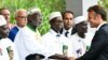 Le président français Emmanuel Macron salue des anciens combattants africains lors de la cérémonie du 80e anniversaire du débarquement de Provence.