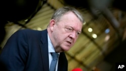 Menteri Luar Negeri Denmark Lars Lokke Rasmussen berbicara kepada media saat tiba untuk pertemuan para menteri luar negeri Uni Eropa di gedung Dewan Eropa di Brussel, 20 Maret 2023. (Foto: AP)
