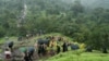 Personel Pasukan Tanggap Bencana Nasional (NDRF) dan sukarelawan lainnya mendaki gunung untuk mencapai lokasi tanah longsor di sebuah desa di Raigad, di negara bagian barat Maharashtra, India 20 Juli 2023. (REUTERS/Francis Mascarenhas)