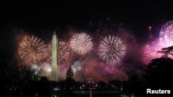 Pertunjukan kembang api di atas Monumen Washington selama acara "Celebrating America" setelah pelantikan Joe Biden sebagai Presiden Amerika Serikat ke-46, di Washington, AS, 20 Januari 2021. (Foto: REUTERS/Tom Brenner)