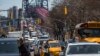 FILE - Pejalan kaki melintasi Delancey Street saat lalu lintas padat dari Brooklyn memasuki Manhattan melalui Jembatan Williamsburg, 28 Maret 2019, di New York. 