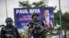 ARCHIVES - La gendarmerie camerounaise patrouille sur la place Omar Bongo de Buea, capitale de la province du Sud-Ouest à majorité anglophone du Cameroun, le 3 octobre 2018. 