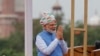 ভারতের স্বাধীনতা দিবসে দেশটির রাজধানী নয়াদিল্লীতে অবস্থিত ১৭শ শতকের মোঘল আমলের লাল কেল্লা থেকে জাতির উদ্দেশ্যে ভাষণ দেওয়ার পর, অভ্যর্থনা জানাচ্ছেন ভারতের প্রধানমন্ত্রী নরেন্দ্র মোদি। ১৫ আগস্ট, ২০২২।