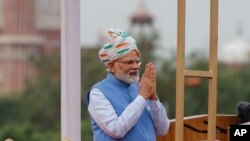 ভারতের স্বাধীনতা দিবসে দেশটির রাজধানী নয়াদিল্লীতে অবস্থিত ১৭শ শতকের মোঘল আমলের লাল কেল্লা থেকে জাতির উদ্দেশ্যে ভাষণ দেওয়ার পর, অভ্যর্থনা জানাচ্ছেন ভারতের প্রধানমন্ত্রী নরেন্দ্র মোদি। ১৫ আগস্ট, ২০২২।