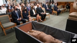 Beberapa barang antik Kamboja yang ditemukan oleh Kantor Kejaksaan Amerika Serikat dipajang saat konferensi pers di New York, Senin, 8 Agustus 2022. (Foto: AP)