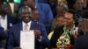 Le vice-président du Kenya, William Ruto, montre son certificat de victoire après avoir été déclaré vainqueur de l'élection présidentielle au centre national de décompte de la commission électorale, à Nairobi, au Kenya, le 15 août 2022. 