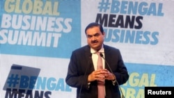 Miliarder India Gautam Adani berbicara dalam Forum Bisnis Global Bengal di Kolkata, India, pada 20 April 2022. (Foto: Reuters/Rupak De Chowduri)