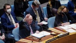 El embajador ruso ante la ONU, Vassily Nebenzia, vota en contra de la resolución de condena por la invasión de Ucrania, el 25 de febrero de 2022.