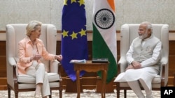 ভারতের প্রেস ইনফরমেশন ব্যুরো কর্তৃক প্রদত্ত এই ছবিতে, ইইউ কমিশন প্রেসিডেন্ট আরসুলা ভন ডার লেয়েন (বামে) এবং ভারতের প্রধানমন্ত্রী নরেন্দ্র মোদীকে নয়াদিল্লীতে তাদের বৈঠকের সময়ে আলাপ করতে দেখা যাচ্ছে, ২৫ এপ্রিল ২০২২।