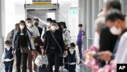 资料照片：2023年1月9日，中国开放边境后，中国乘客抵达泰国曼谷的素万那普国际机场。（美联社照片）