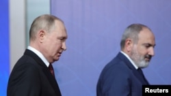 Perdana Menteri Armenia Nikol Pashinyan dan Presiden Rusia Vladimir Putin menghadiri KTT Organisasi Perjanjian Keamanan Kolektif (CSTO) di Yerevan, Armenia, 23 November 2022. (Foto: via Reuters)