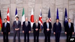 2022年3月24日，在布鲁塞尔举行的北约峰会上，从左至右，日本首相岸田文雄、加拿大总理特鲁多、美国总统拜登、德国总理朔尔茨、英国首相约翰逊、法国总统马克龙、意大利总理德拉吉这七国集团领导人合影留念。（美联社）
