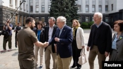 Група сенаторів-республіканців на чолі із Мітчем Макконнеллом зустрічається із президентом України Володимиром Зеленським під час візиту до Києва, 14 травня 2022. Ukrainian Presidential Press Service/REUTERS