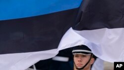 «Ми віддаємо всі наші 155-мм гаубиці Україні. І хочемо таким чином створити прецедент, щоб інші країни не мали жодних виправдань, чому вони не можуть надати Україні необхідне озброєння для перемоги у війні», - посол Естонії Каймо Кууск.