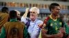 Le sélectionneur du Cameroun, Hugo Broos, au centre, célèbre avec ses joueurs la victoire en demi-finale de la Coupe d'Afrique des Nations jouée contre le Ghana au Stade de Renovation, à Franceville, Gabon, 2 février 2017. 