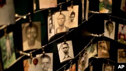 Mifananidzo yevamwe vevanhu vakafa mukurwisana kwemarudzi muRwanda ichiratidzwa mune imwe nzvimbo iri muguta guru renyika iyi reKigali, musi wa 05 Kubvumbi 2014.