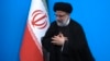 Presiden Iran Ebrahim Raisi meletakkan tangannya di dadanya sebagai tanda penghormatan di Teheran, Iran. (Foto: AP)