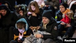 Фото: люди переховуються в метро під час масованого ракетного нападу, Київ, Україна, 10 лютого 2023 року