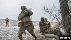 Військові України готуються стріляти снарядами 152-мм гаубиці 2A65 Msta-B, відбиваючи напад Росії на Україну під Бахмутом, 6 лютого 2023 року