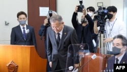Menteri Dalam Negeri Korea Selatan Lee Sang-min membungkuk (tengah) selama sesi parlemen atas lonjakan massa Halloween yang mematikan, di Majelis Nasional di Seoul pada 1 November 2022. (Foto: AFP)