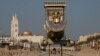 Ilustrasi - Beberapa orang tengah berjalan di Jalan Sphinx (Sphinx Dromos) dekat Gereja Koptik Ortodoks Perawan Maria di kota Luxor, Mesir, 19 Januari 2022. (Amir MAKAR / AFP)