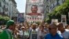 Des manifestants demandent la libération de Karim Tabbou à Alger, le 27 septembre 2019. (Photo by RYAD KRAMDI / AFP)