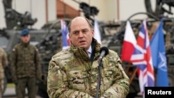 Британський міністр оборони Бен Воллес на військовій базі у Польщі 18 січня 2022 р.
