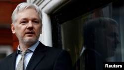 
Pendiri WikiLeaks Julian Assange berpidato dari balkon Kedutaan Besar Ekuador di pusat kota London, Inggris, 5 Februari 2016. (Foto: Reuters) 