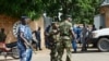 Des agents de sécurité burundais à Bujumbura, le 25 avril 2016 