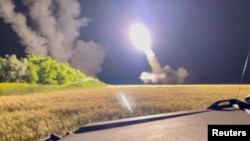 Постріл ракетно-артилерійська система високої мобільності (HIMARS) в невизначеному місці в Україні 24 червня 2022 року. Фото: Pavlo Narozhnyy/Reuters