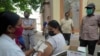 ২০২২ সালের ১৫ জুলাই ভারতের হায়দ্রাবাদের একটি টিকাদান কেন্দ্রে একজন স্বাস্থ্যকর্মী কোভিড-১৯-এর টিকা দিচ্ছেন।