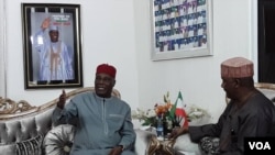 Dan takarar shugaban kasa na PDP, Atiku Abubakar (Hagu) a hirarsa da Aliyu Mustapha Sokoto (Dama)