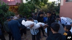 খান ইউনিসের হাসপাতালে ফিলিস্তিনিরা গাজা ভূখণ্ডে ইসরাইলের বোমা হামলায় নিহত আত্মীয়দের জন্য শোক করছে। ৩ ডিসেম্বর, ২০২৩।