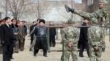 2025年2月25日，朝鲜领导人金正恩视察平壤康昆军事学院时观看一名士兵练习双杠。
