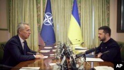 Генеральний секретар НАТО Єнс Столтенберґ (ліворуч) на зустрічі з президентом України Володимиром Зеленським у Києві, Україна, у четвер, 20 квітня 2023 р. (Прес-служба президента України через AP)