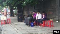 តន្រ្តី​ជនពិការ​អង្គាស​ប្រាក់​តាម​ផ្លូវ​សាធារណ​ក្នុង​រាជធានី​ភ្នំពេញ​កាល​ពី​ថ្ងៃទី០៨ កុម្ភៈ ២០១៧។