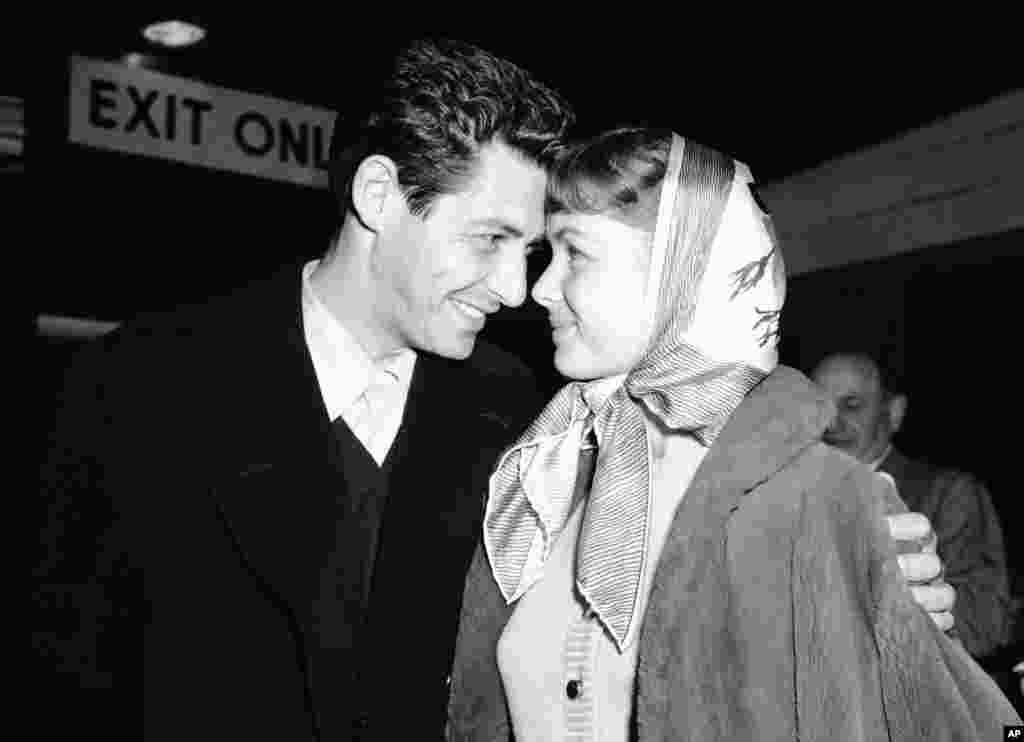 តារាចម្រៀង Eddie Fisher និងគូដណ្តឹងរបស់លោកគឺតារាភាពយន្ត Debbie Reynolds បានសម្លឹងមើលមុខគ្នានៅក្នុងអាកាសយានដ្ឋាន Idlewild Airport កាលពីថ្ងៃទី១៩ មេសា ១៩៥៥ នៅទីក្រុងញូវយ៉កបន្ទាប់ពីអ្នកទាំងពីរបានមកពីប្រទេសអង់គ្លេស។ លោក Eddie បានសម្តែងនៅសាលមហោស្រព London Palladium។
