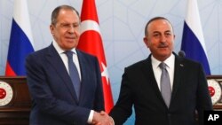 Фото: міністр закордонних справ Росії Сергій Лавров та міністр закордонних справ Туреччини Мевлут Чавушоглу під час перемовин 8 червня 2002 року (AP Photo/Burhan Ozbilici)
