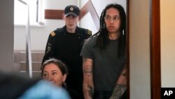 WNBA女篮明星和两届奥运金牌得主布兰妮·格里纳被押送至莫斯城外的法庭参加听证。(2022年6月27日)