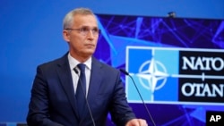 FILE - Генеральний секретар НАТО Єнс Столтенберг виступає під час пресконференції після зустрічі міністрів оборони країн НАТО в штаб-квартирі НАТО в Брюсселі, у четвер, 16 червня 2022 року. (Фото AP/Олів'є Маттіс, Файл)