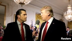 Дональд Трамп оголосив Піта Геґсета серед кандидатур на ключові пости у своєму уряді. Cпівведучий програми «Фокс і друзі» Геґсет бере інтерв’ю у президента США Дональда Трампа в Білому домі у Вашингтоні, США, 6 квітня 2017 р. REUTERS