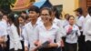 រូបឯកសារ៖ សិស្ស​វិទ្យាល័យ​ចាក​ចេញ​ពី​មណ្ឌល​ប្រលង​វិទ្យាល័យ​សន្ធរ​ម៉ុក​ កាល​ពី​ថ្ងៃ​ទី​២៤​ ខែ​សីហា​ ឆ្នាំ​២០១៥។​ នេះ​ជា​ឆ្នាំ​ទី​២​ហើយ​ ដែល​ការប្រលង​មធ្យម​សិក្សា​ទុតិយ​ភូមិ ​​ដែល​ក្រសួង​អប់រំ​បាន​រឹតបន្តឹង​លើ​ការប្រលង។ (ប៉ាង​ ចំណាន/VOA)
