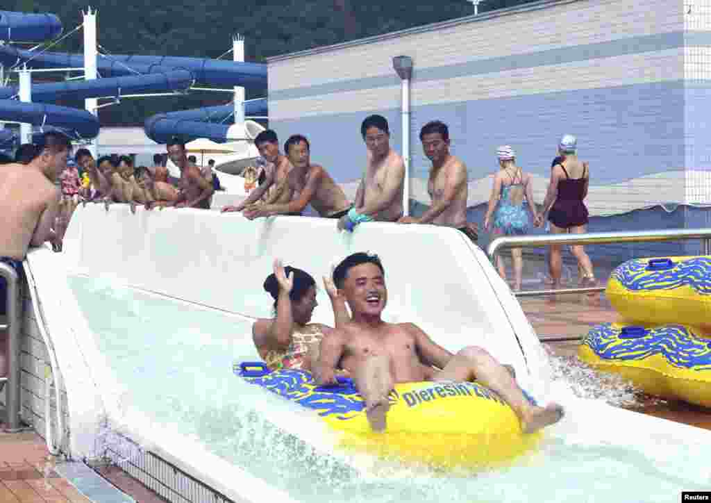 지난달 7일 평양 릉라물놀이장에서 북한 주민들이 물놀이를 즐기고 있다.