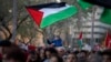 Seorang anak laki-laki melambaikan bendera Palestina di tengah aksi protes di Barcelona, Spanyol untuk mendukung rakyat Palestina dan mendesak gencatan senjata di Gaza, 20 Januari 2024. (Foto: AP Photo/Emilio Morenatt)