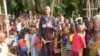 Un des psychologues entouré au milieu des élèves après une séance psychoéducative dans une école pour lutter contre la stigmatisation dans la communauté, à Bikoro, Equateur, RDC, 7 juin 2018. (Twitter/Ministere de la Santé RDC)