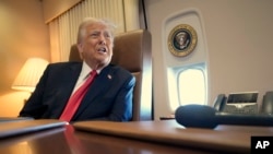 Президент Дональд Трамп розмовляє з журналістами на борту Air Force One під час подорожі з Вест-Палм-Біч, штат Флорида, до Нового Орлеана, штат Луїзіана, 9 лютого 2025 року.