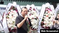 支联会举行清明献花悼念六四死难者(网络视频截图)