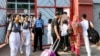 Sejumlah siswa tiba di sebuah sekolah di Dhaka, Bangladesh, pada 28 April 2024, di tengah cuaca panas yang melanda negara tersebut. (Foto: AFP/Munir Uz Zaman)