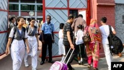 Sejumlah siswa tiba di sebuah sekolah di Dhaka, Bangladesh, pada 28 April 2024, di tengah cuaca panas yang melanda negara tersebut. (Foto: AFP/Munir Uz Zaman)